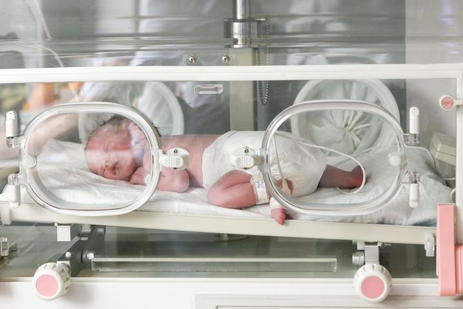 Wcześniaki karmione są specjalnymi, mlecznymi mieszankami mleka
