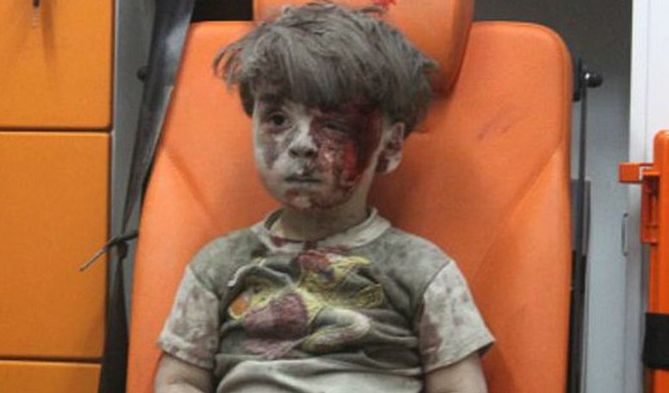 Omran - chłopiec, który ocalał po bombardowaniu w Aleppo