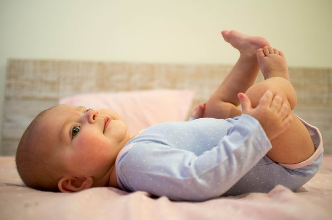 Rampersy z krótkimi nogawkami są wygodne zarówno dla śpiącego, jak i baraszkującego latem malucha
