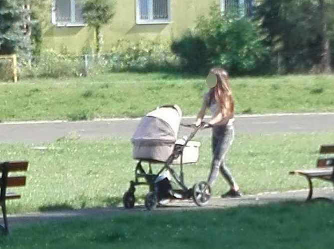 (Facebook.com) Kobieta znęcała się nad niemowlęciem. Prawdopodobnie jest jego nianią