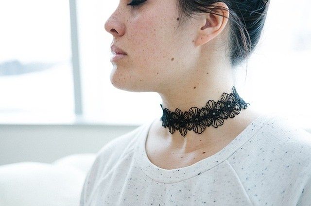 Pleciony choker był bardzo popularny w latach 90., nazywano go również "tatoo choker"