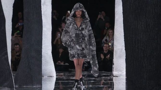 Ekscentryczna piosenkarka Rihanna stawia w swojej kolekcji na sportową dziewczęcość