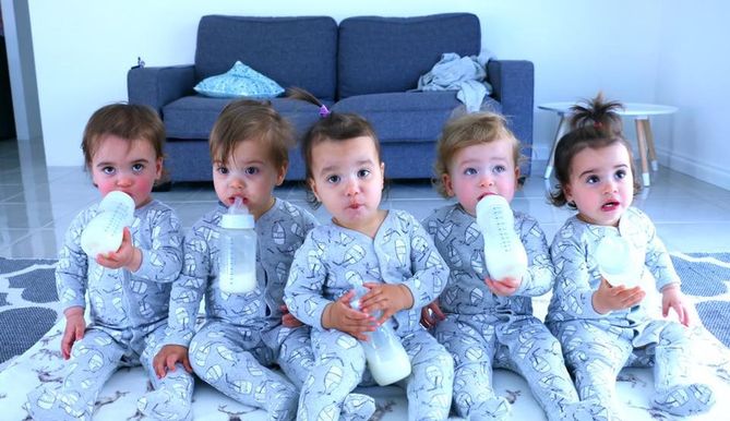 (Facebook.com/FivebySurprise) Kiedy na świat przyszli Keith, Ali, Penelope, Beatrix i Tiffany życie rodziny dosłownie przewróciło się do góry nogami