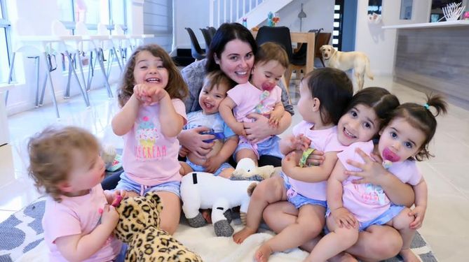 (Facebook.com/SurprisedbyFive) Mama 8 dzieci wciąż dzieli się epizodami i zdjęciami z życia swojej dużej rodziny na Facebooku
