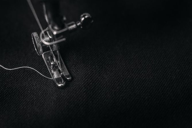 Przydatną funkcją maszyny do szycia jest regulowany docisk stopki