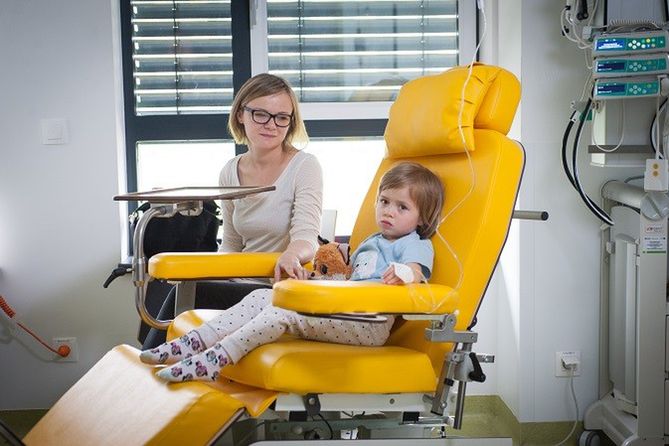 Podopieczna Fundacji "Na Ratunek Dzieciom z Chorobą Nowotworową" wraz z mamą czeka, aż zakończy się podawanie chemii w klinice Onkologii i Hematologii "Przylądek Nadziei" we Wrocławiu.