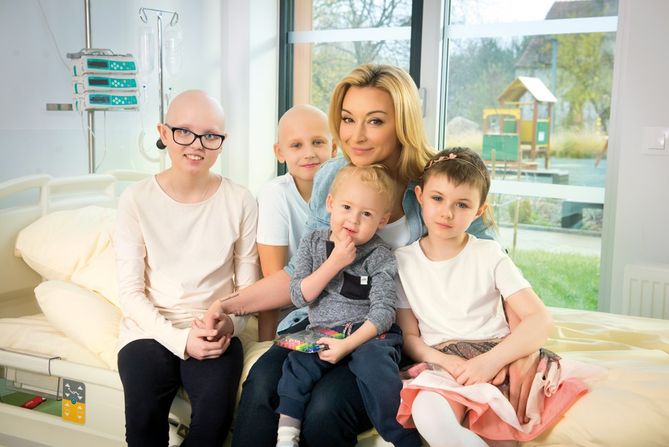 Podopieczni Fundacji „Na Ratunek Dzieciom z Chorobą Nowotworową” wraz z ambasadorką Martyną Wojciechowską.