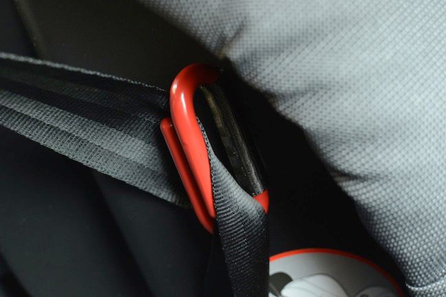 Ostatnie oczko w łańcuchu systemu mocowania. Niestety jest trudno dostępne bo znajduje się po stornie, po której mocowaliśmy fotelik. Już samo włożenie ręki między szybę auta, a fotelik może być trudne dla osób o dużych dłoniach.