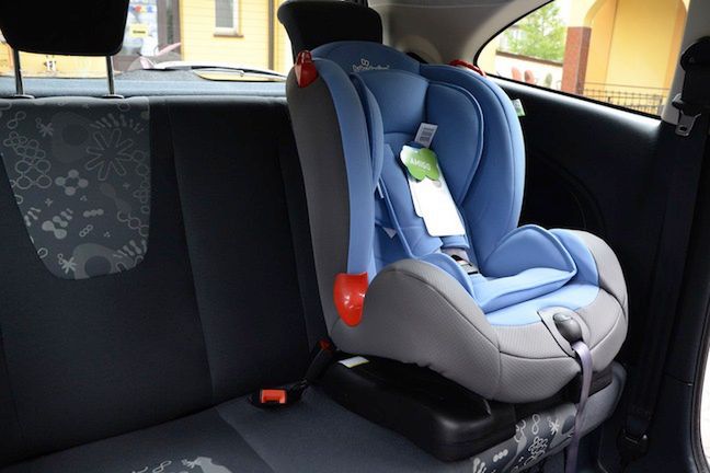 Babydesign Amigo zamontowany z drugiej strony auta, gdyż jego mechanizm utrudniałł zrobienie tego z drugiej strony.