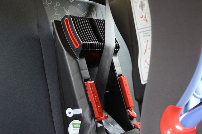 Nie rozumiemy jak ten mechanizm miałby trzymać fotelik przy kanapie samochodu