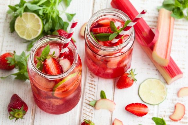 Nie ograniczaj się do lemoniady z cytryn. Wykorzystaj truskawki, rabarbar, limonki i miętę do stworzenia wyjątkowej, letniej lemoniady