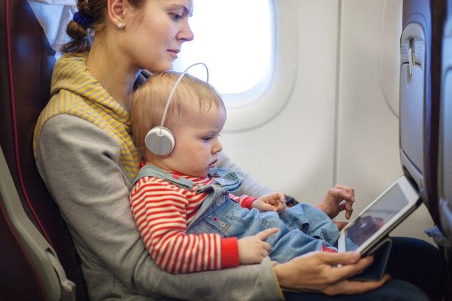 Tablet to dobry towarzysz podróży – możesz włączyć dziecku film, bajkę albo ulubioną grę, aby czas w samolocie szybciej minął