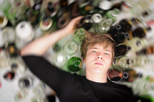 Połączenie dopalaczy z alkoholem jest bardzo niebezpieczne, uszkadza narządy wewnętrzne i może prowadzić do śmierci