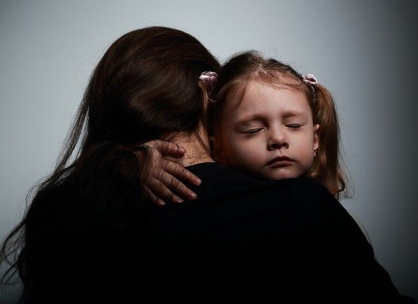 Poczucie bezpieczeństwa to podstawa relacji z dzieckiem. Rozmawiaj, przytulaj, nie bój się okazywać uczuć i chwalić swoją pociechę. Niech czuje, że zawsze może na ciebie liczyć