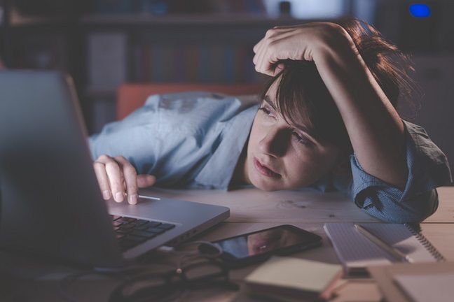 Patrzenie na ekran przez snem powoduje bezsenność