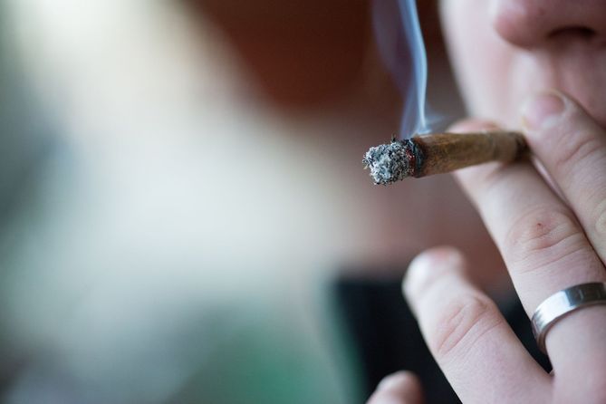 Częste palenie marihuany ma wpływ na zwiększone ryzyko złamań kości i osteoporozy