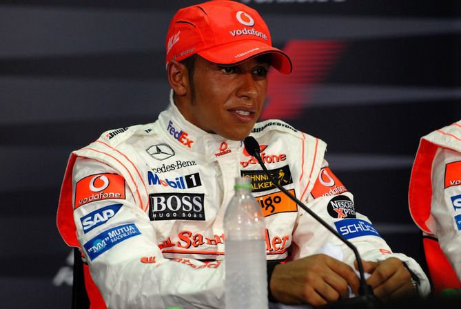Kierowca rajdowy Lewis Hamilton doznał kontuzji stopy