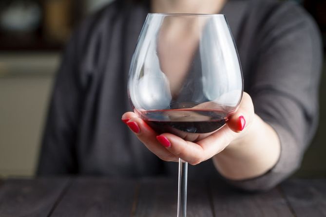Kobiety obecnie sięgają po alkohol tak samo często, co mężczyźni
