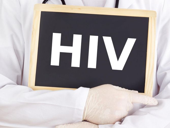 Początkowe objawy zarażenia wirusem HIV mogą zostać zbagatelizowane