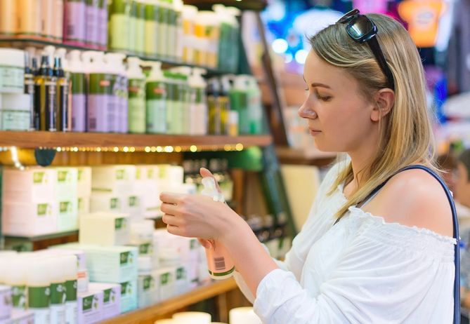 Sieć Tesco wycofuje ze sprzedaży produkty zawierające mikrogranulki polietylenowe