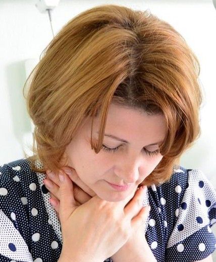 Objawy zapalenia krtani mogą być mylone z grypą lub przeziębieniem