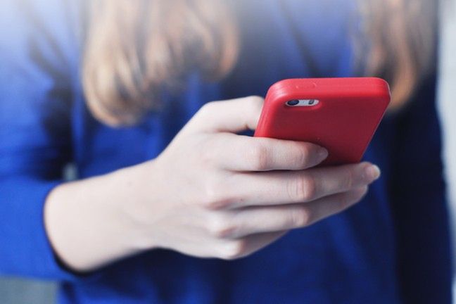 Badania pokazują, że przez nasze uzależnienie od smartfonów poświęcamy coraz więcej z naszego życia prywatnego i kontaktów międzyludzkich
