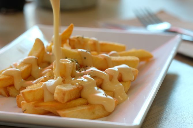 Sos serowy jest świetnym dodatkiem na przykład do frytek