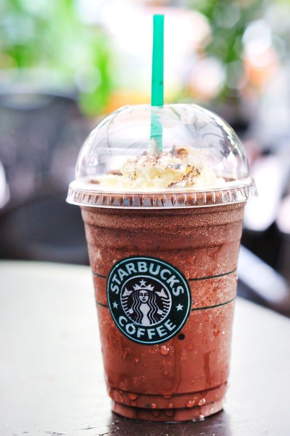 Czy Starbucks zastosuje się do zakazu stosowania plastikowych słomek i na stałe wprowadzi biodegradowalne?