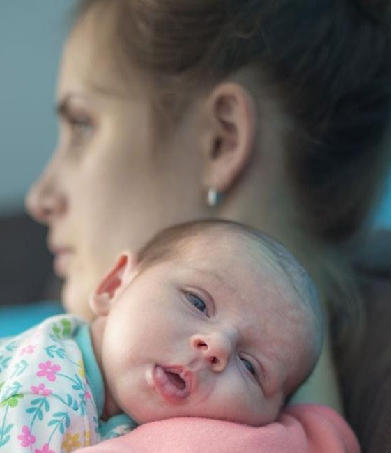 Oksytocyna jest odpowiedzialna między innymi za więź emocjonalną pomiędzy mamą, a dzieckiem