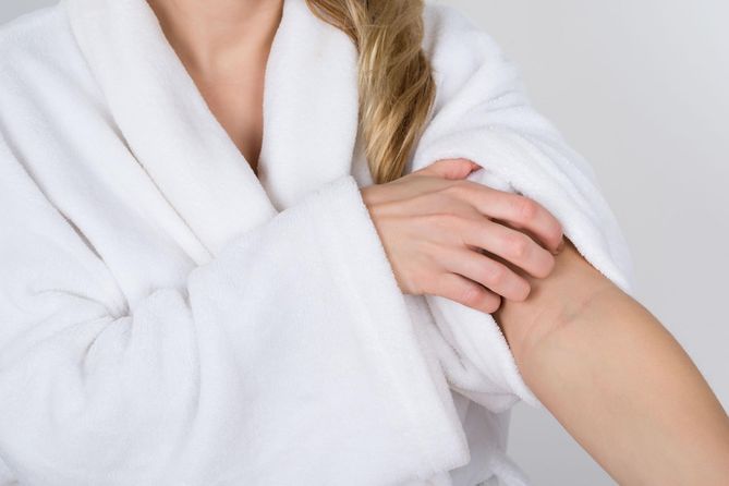 Alergia na kosmetyki powoduje świąd i zaczerwienienie skóry
