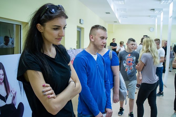 Podpieczni ( chłopcy) SDN Dominów podczas wernisażu fotografii