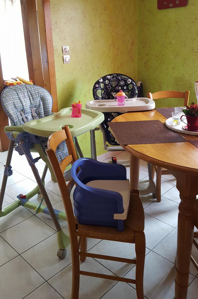 Stół w salonie na szczęście ma odpowiednie rozmiary, by pomieścić wszytskich