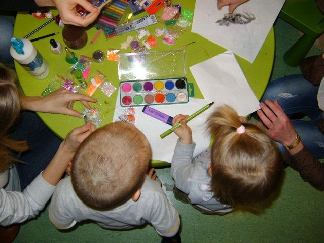 Dzieci bawią się jak w przedszkolu