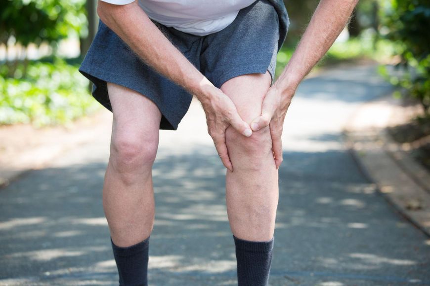 Ponieważ rak piersi u mężczyzn jest najczęściej diagnozowany bardzo późno, jego objawem mogą być zaatakowane przerzutami bolące kości