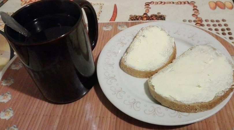Chleb z masłem roślinnym oraz czarna herbata z miodem, imbirem i cytryną, to nie jest najlepszy wybór na śniadanie