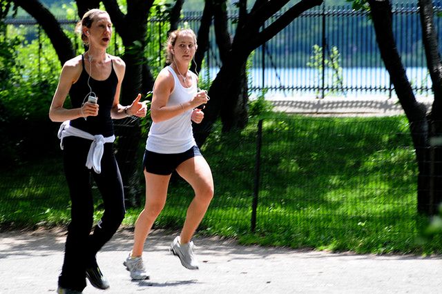 Kobiety w czasie porannego joggingu