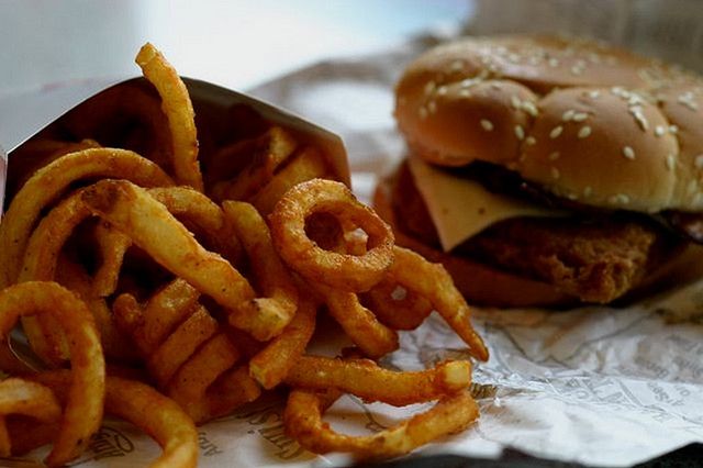 Dania typu fast food są bardzo kaloryczne