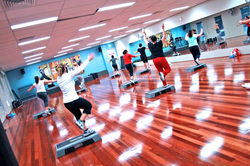 Kobiety w czasie zajęć fitness na stepie