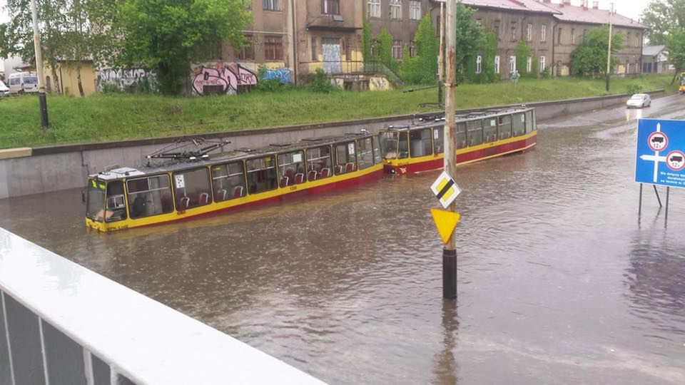 Zalane Ulice Podtopione Tramwaje Nad Polsk Przechodz Burze