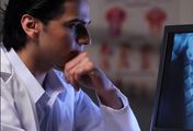 Lekarz postawił złą diagnozę. Ból w szyi okazał się bardzo groźną infekcją (WIDEO)