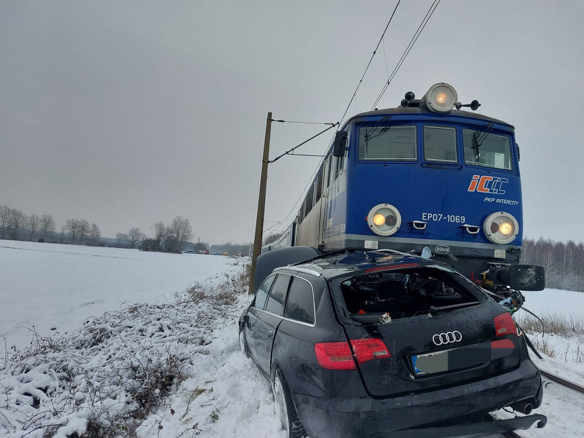 Poważny wypadek Tyle zostało z audi po zderzeniu z pociągiem WP