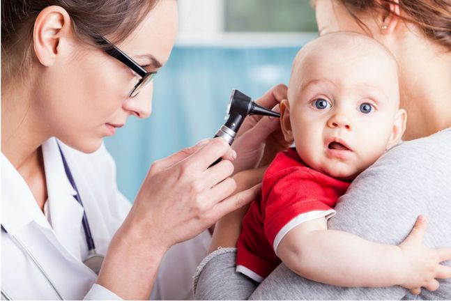 123RF: Badanie przy pomocy otoskopu przeprowadza pediatra lub laryngolog.