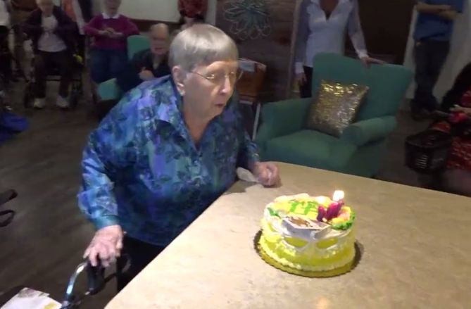 Kobieta pije dietetyczną colę odkąd skończyła 68 lat