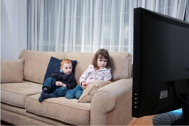 123RF: Dziecko przed telewizorem