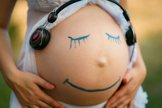 123RF: Aktywność dziecka w brzuchu mamy