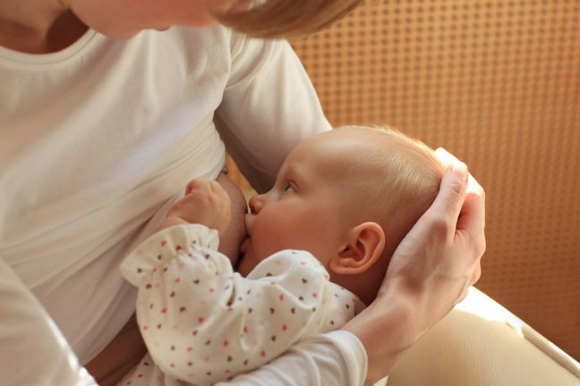 123RF: Alergiczne zapalenie jelita grubego często pojawia się u dzieci karmionych piersią.