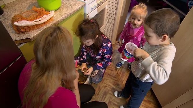 Pani Natalia Bielińska z dziećmi