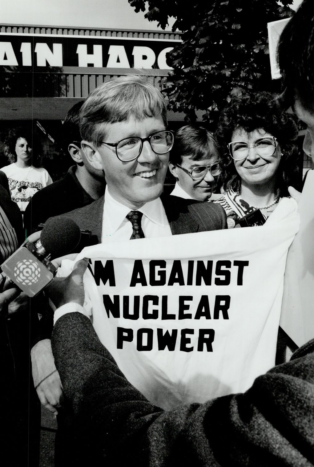 Polityk Bob Rae z t-shirtem organizacji Greenpeace / 1990