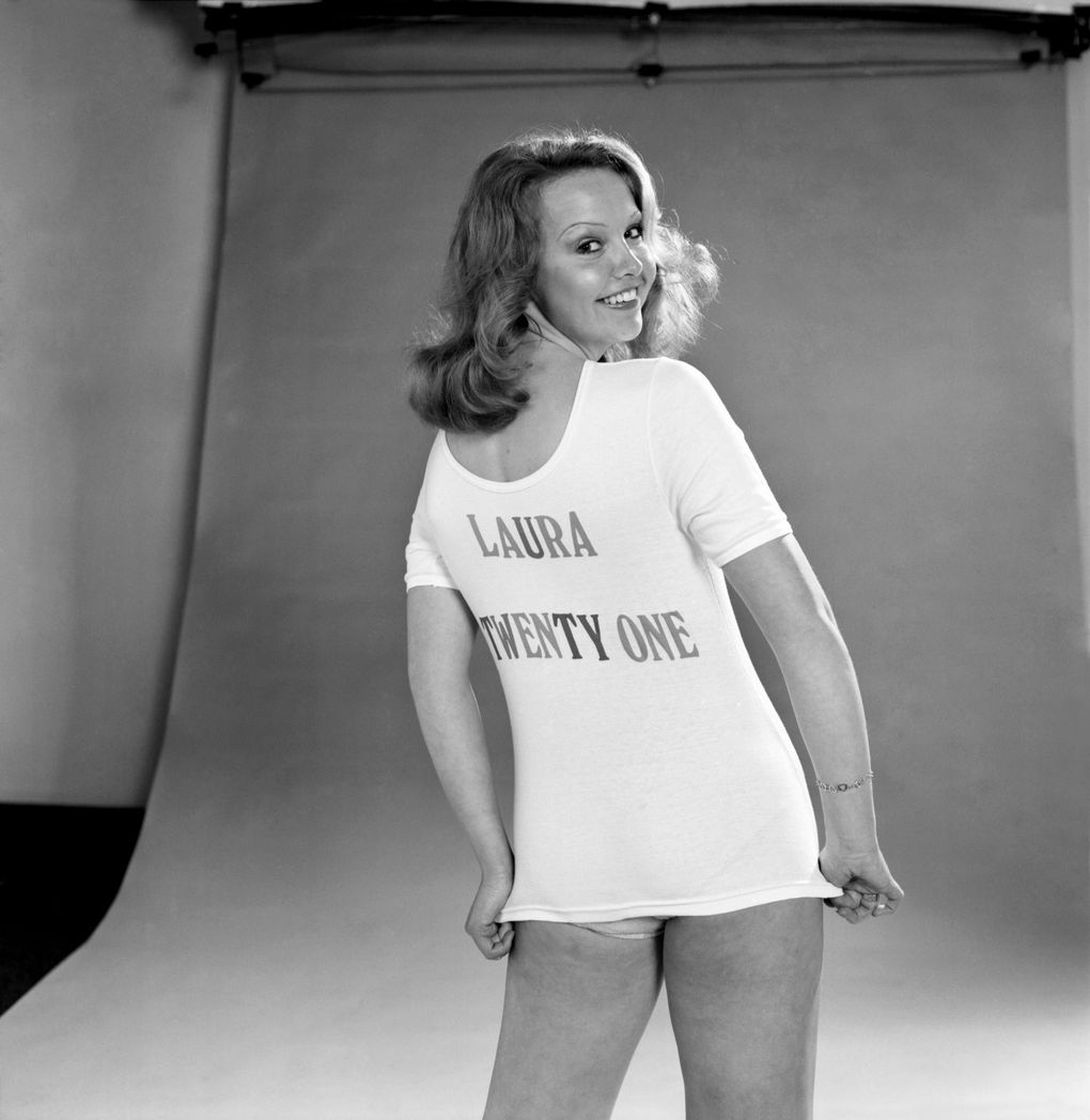 Laura Collins w koszulce
