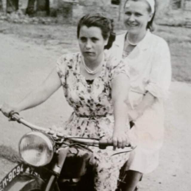 Mam pani Haliny w czasach młodości na motorze